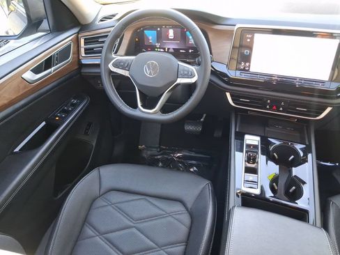 Used 2024 Volkswagen Atlas SE w/ Black Wheel Package FWD image 10
