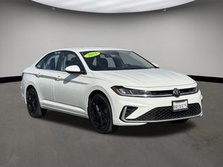 Used 2025 Volkswagen Jetta SE video 1