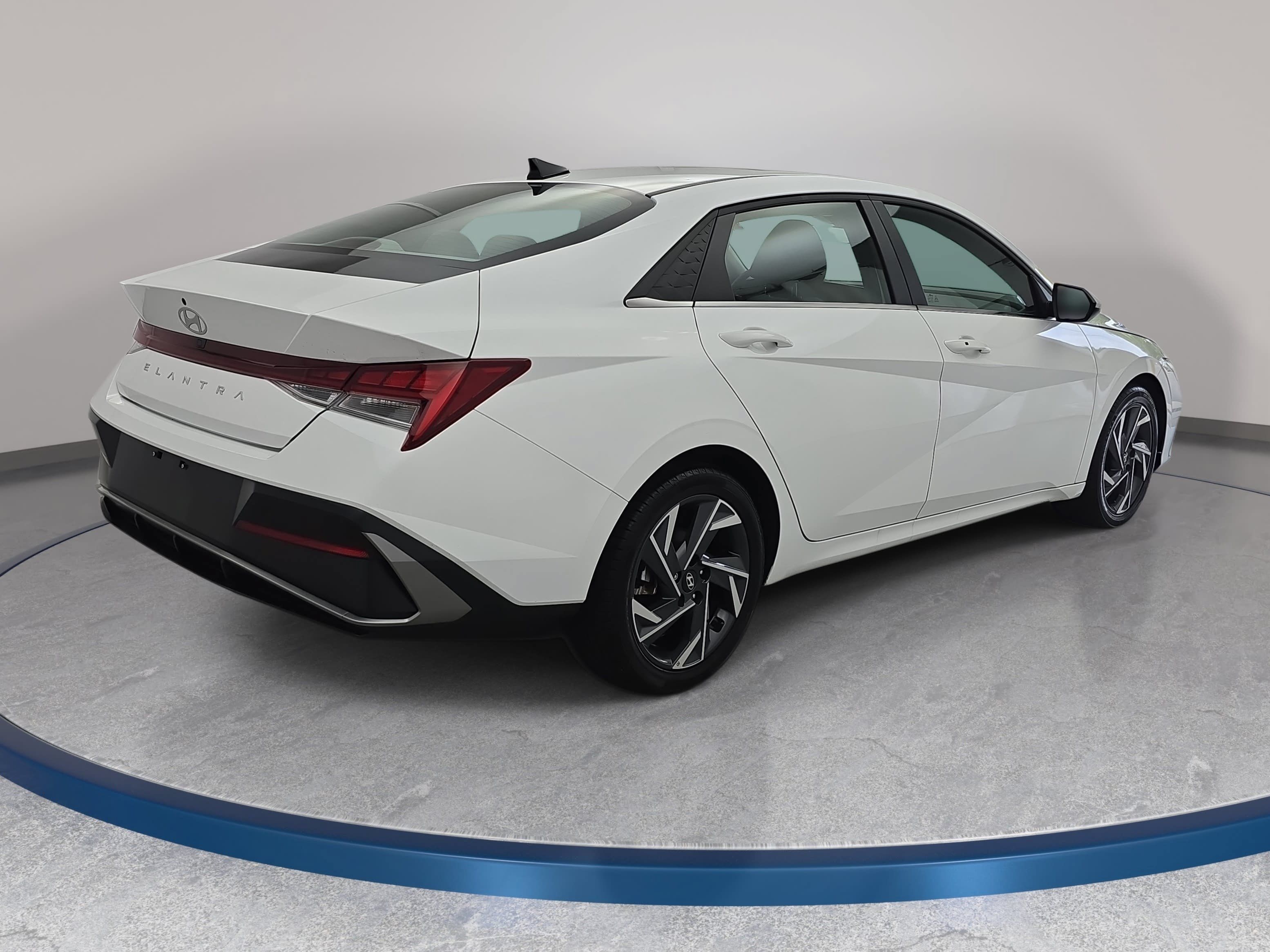 Used 2025 Hyundai Elantra SEL FWD image 5