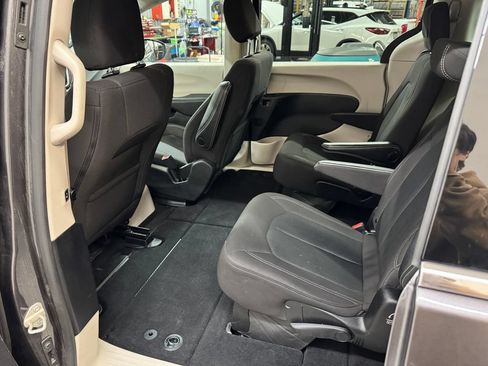 Used 2023 Chrysler Voyager LX FWD image 15