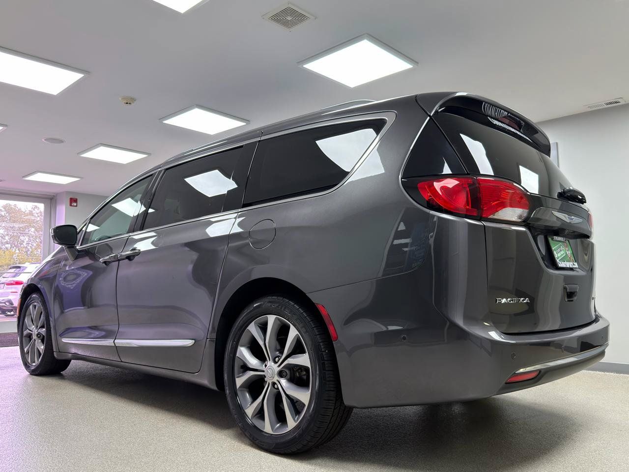 Used 2020 Chrysler Pacifica Limited w/ Tire & Wheel Group FWD image 5