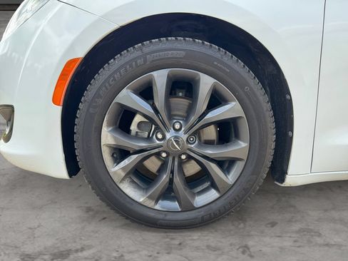 Used 2018 Chrysler Pacifica Touring-L Plus w/ S Appearance Package FWD image 9