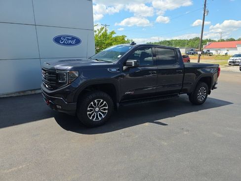 Used 2022 GMC Sierra 1500 AT4 w/ AT4 Premium Package AWD/4WD image 2