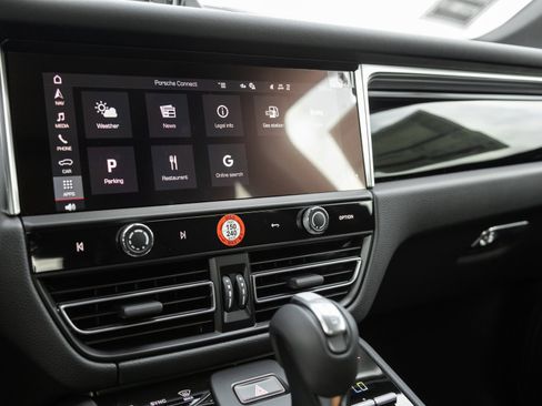 Used 2025 Porsche Macan Turbo image 25