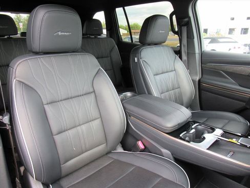 Used 2025 Buick Enclave Avenir w/ Super Cruise Package image 10