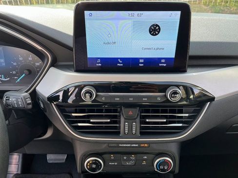 Used 2021 Ford Escape SE w/ SE Sport Appearance Package image 17