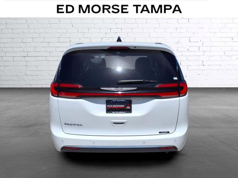 Used 2023 Chrysler Pacifica Touring-L image 4