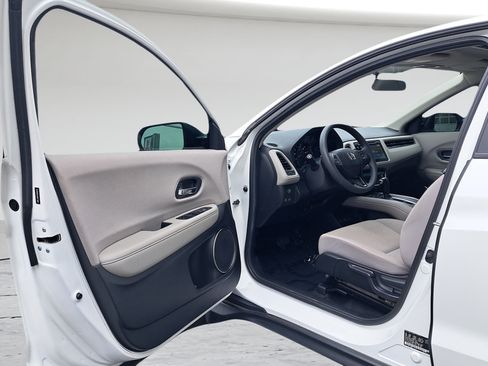 Used 2017 Honda HR-V EX image 9