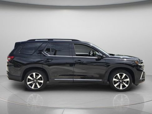 Used 2025 Honda Pilot Elite image 3
