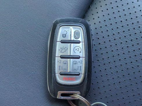 Used 2020 Chrysler Voyager Lxi FWD image 35