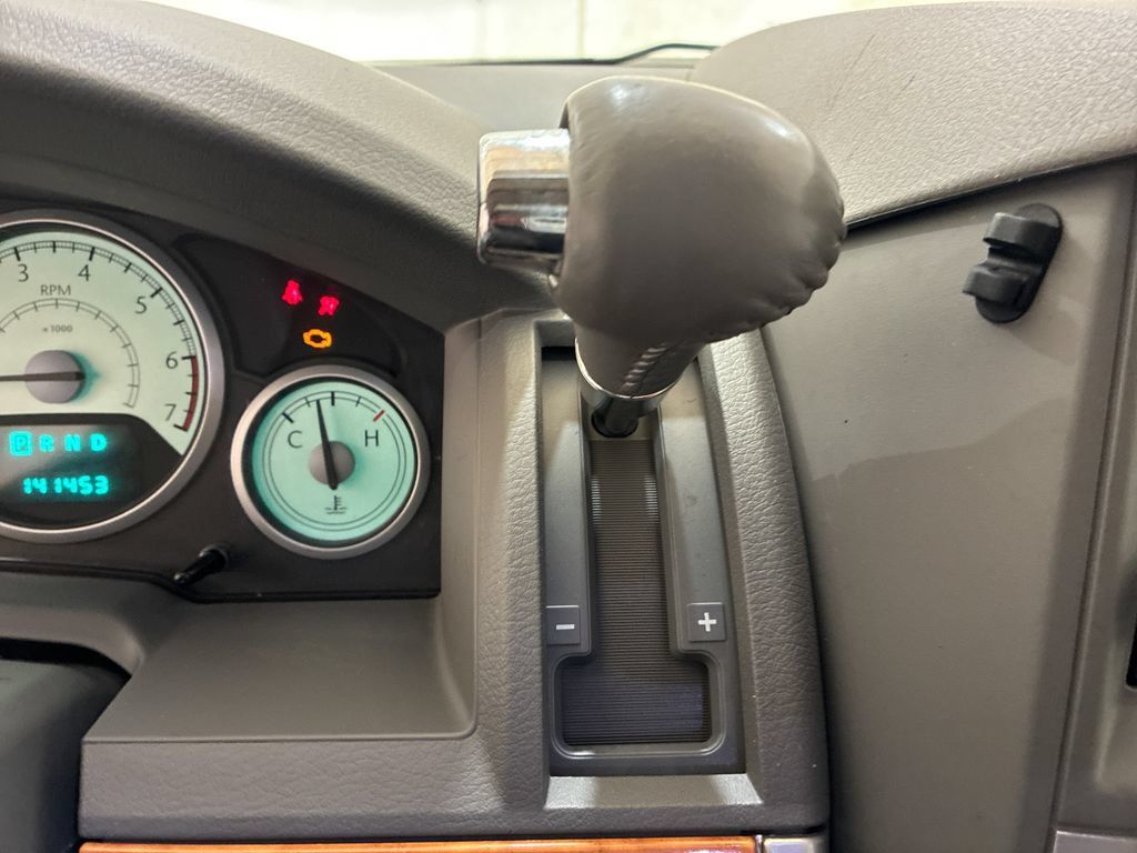 Used 2010 Chrysler Town & Country Limited w/ Entertainment Group #3 FWD image 19