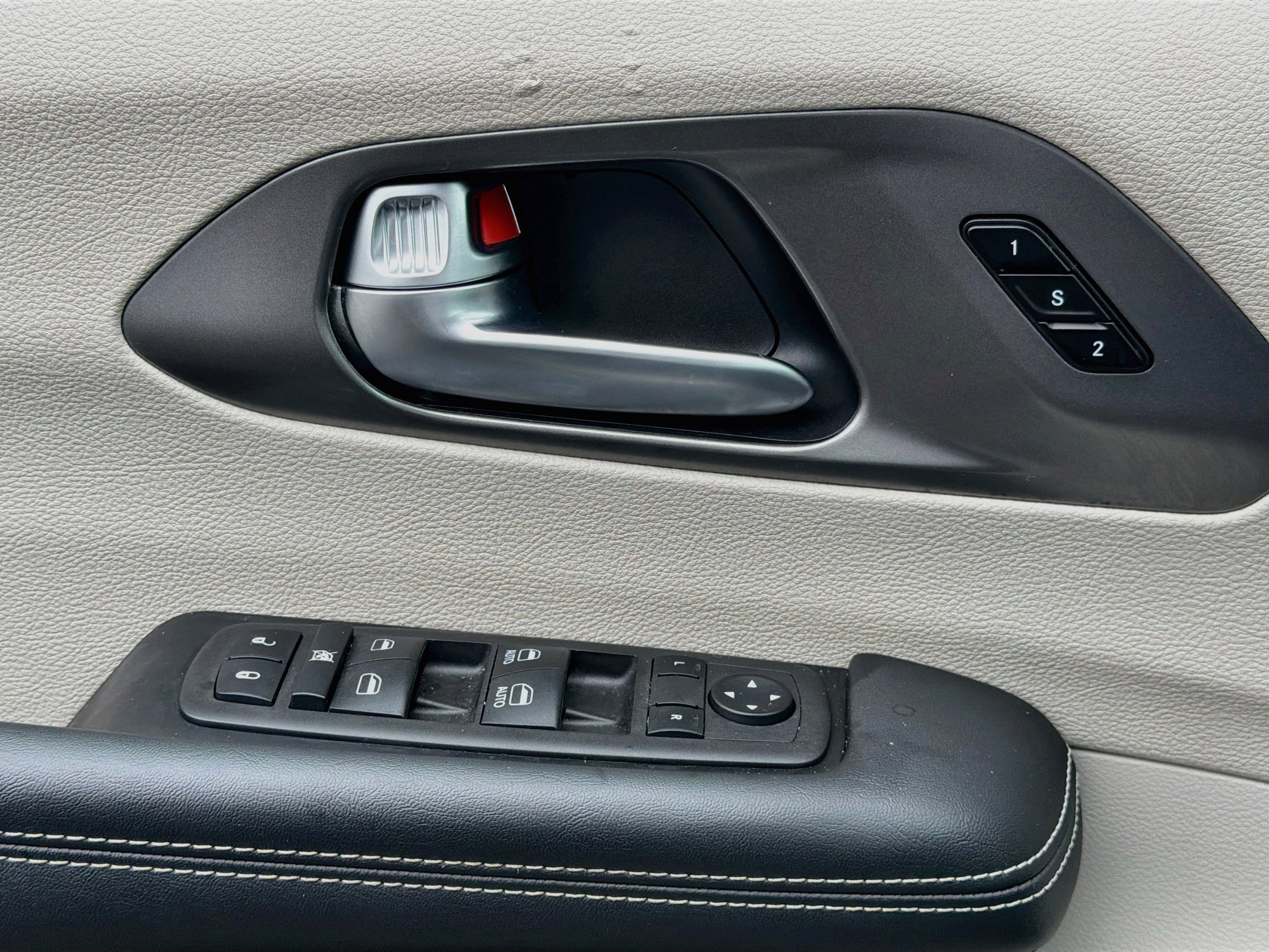 Used 2024 Chrysler Pacifica Limited FWD image 22