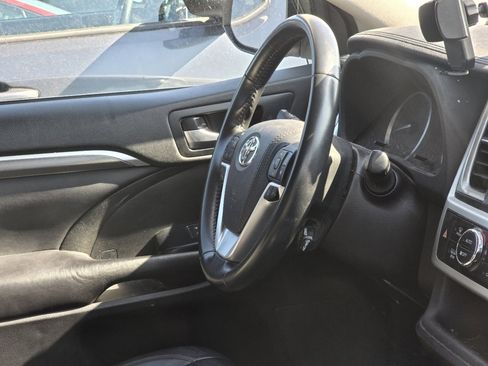 Used 2018 Toyota Highlander SE image 19