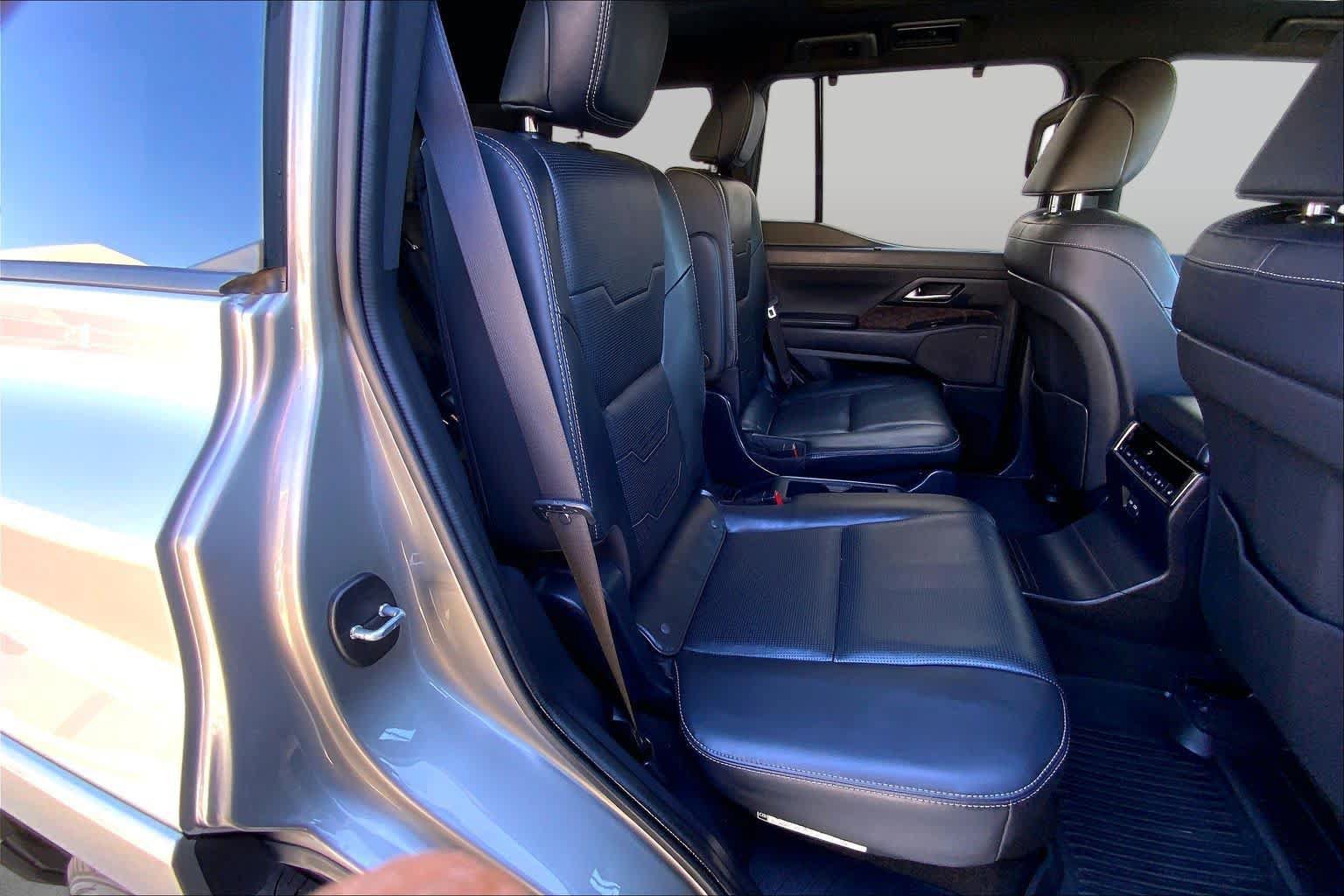 Used 2025 Lexus GX 550 w/ Accessory Package (2T) AWD/4WD image 38