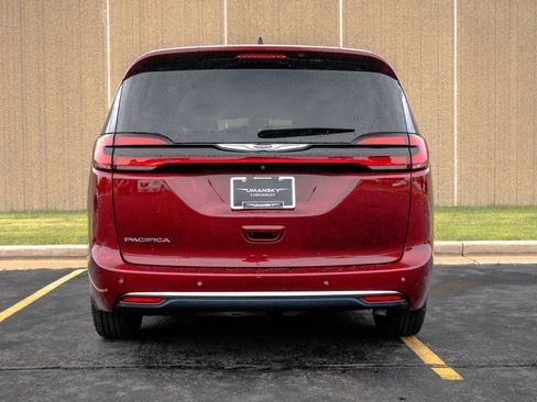 Used 2023 Chrysler Pacifica Touring-L FWD image 8