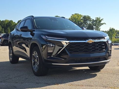 Used 2025 Chevrolet Trax LT FWD image 7