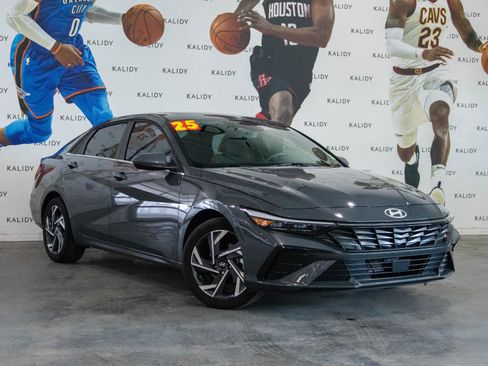 Used 2025 Hyundai Elantra SEL image 2