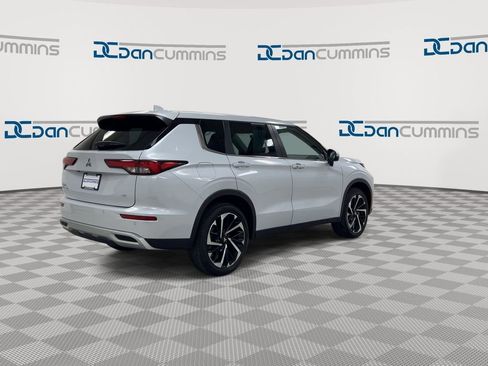 Used 2023 Mitsubishi Outlander SE image 8