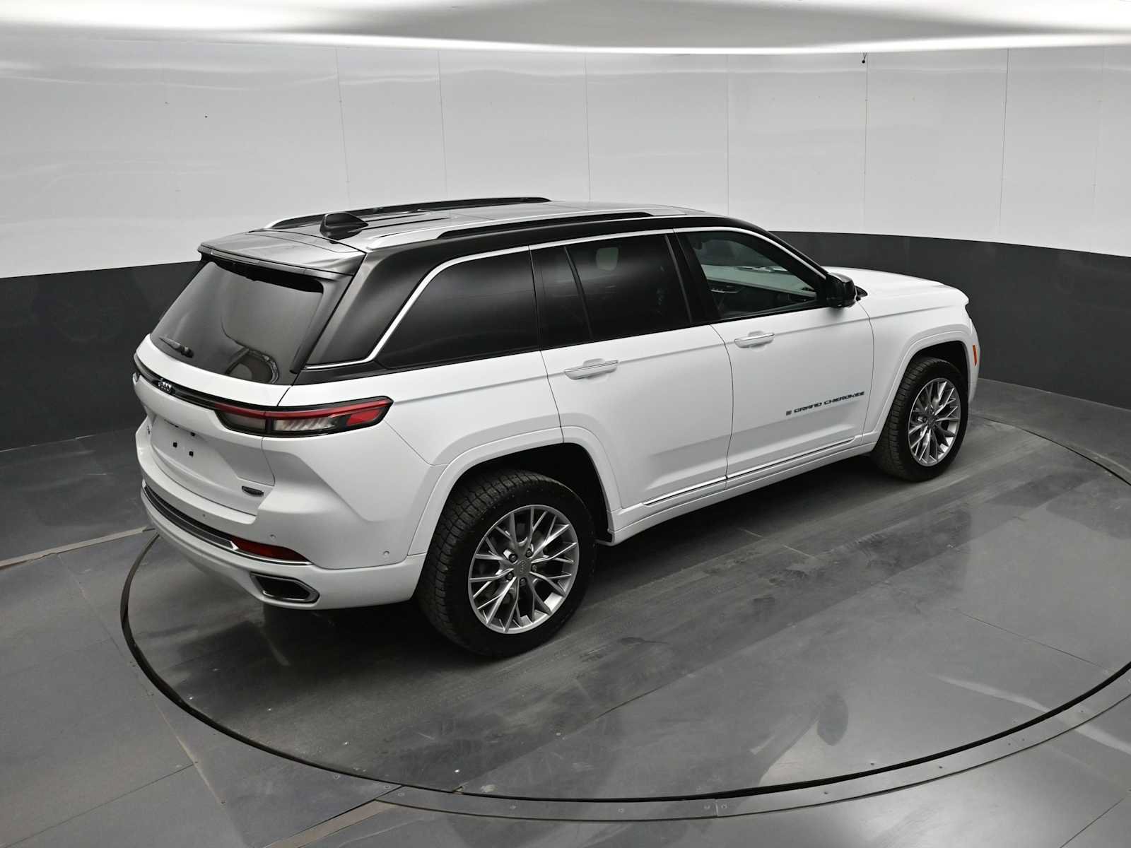 Used 2022 Jeep Grand Cherokee Summit w/ Advanced Protech Group IV AWD/4WD image 29