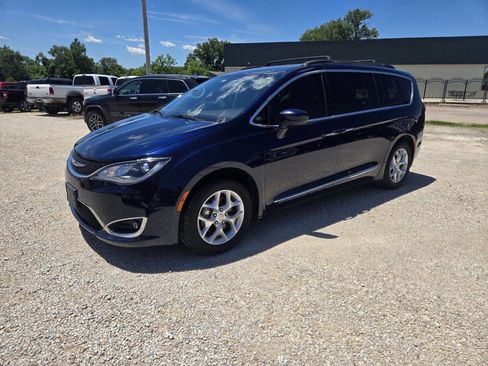 Used 2017 Chrysler Pacifica Touring-L w/ Tire & Wheel Group FWD image 4