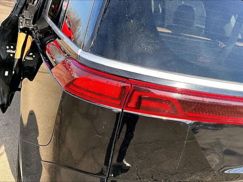 Used 2022 Kia Carnival EX image 24