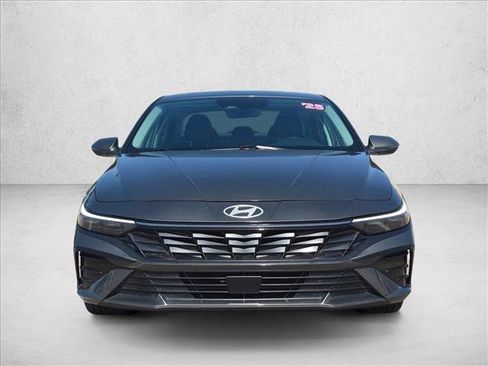 Used 2025 Hyundai Elantra Limited FWD image 2