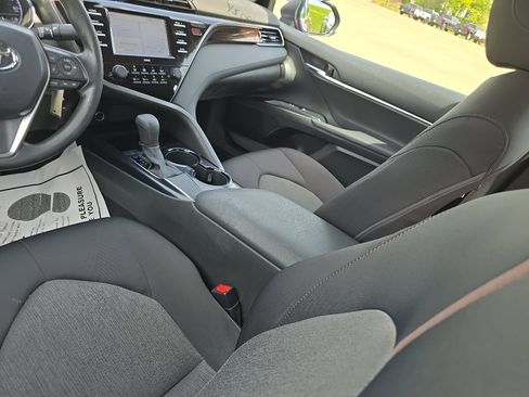 Used 2020 Toyota Camry LE image 10