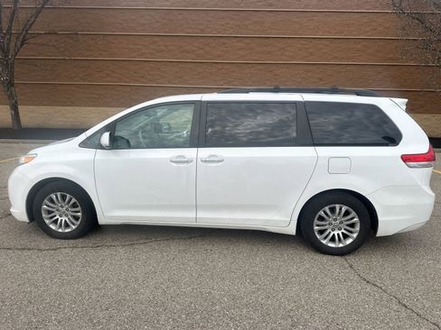 Used 2013 Toyota Sienna XLE w/ Entertainment Pkg image 14