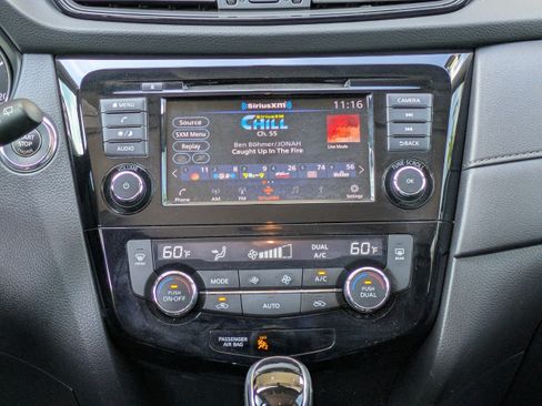 Used 2018 Nissan Rogue SV FWD image 17