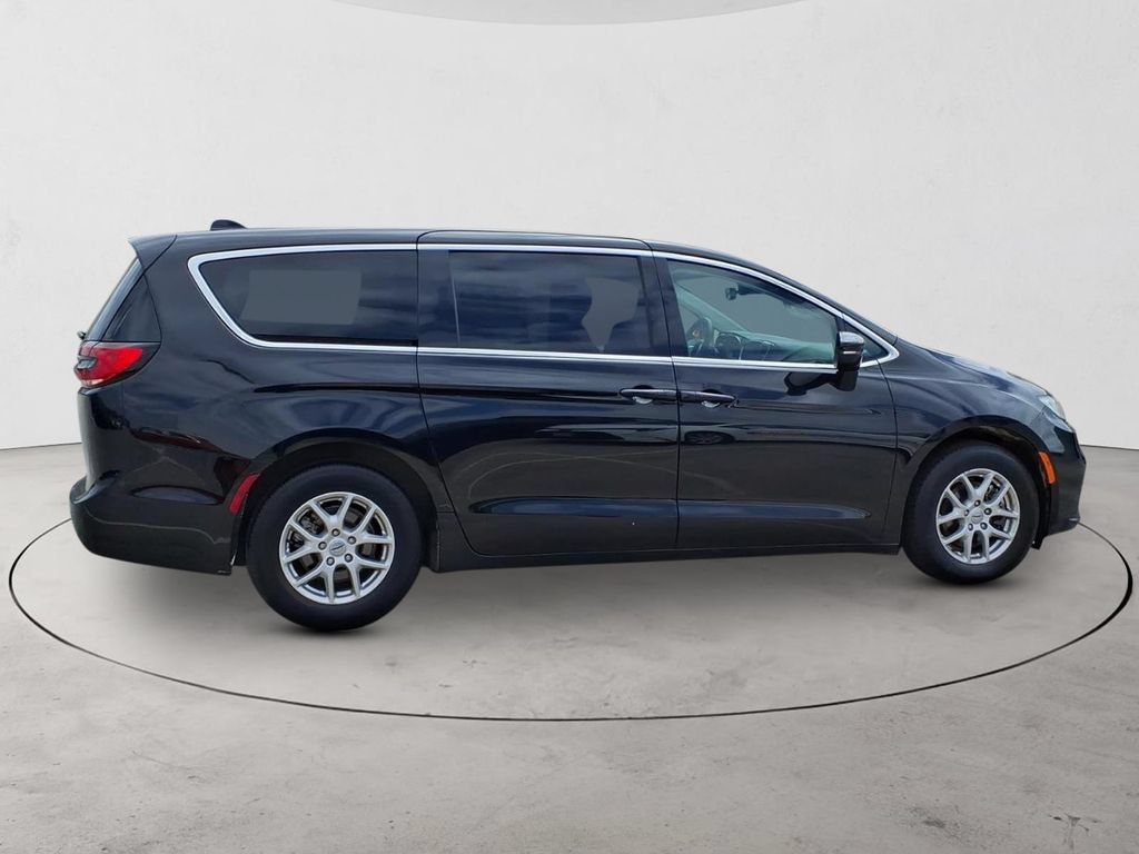 Used 2024 Chrysler Pacifica Touring-L FWD image 4