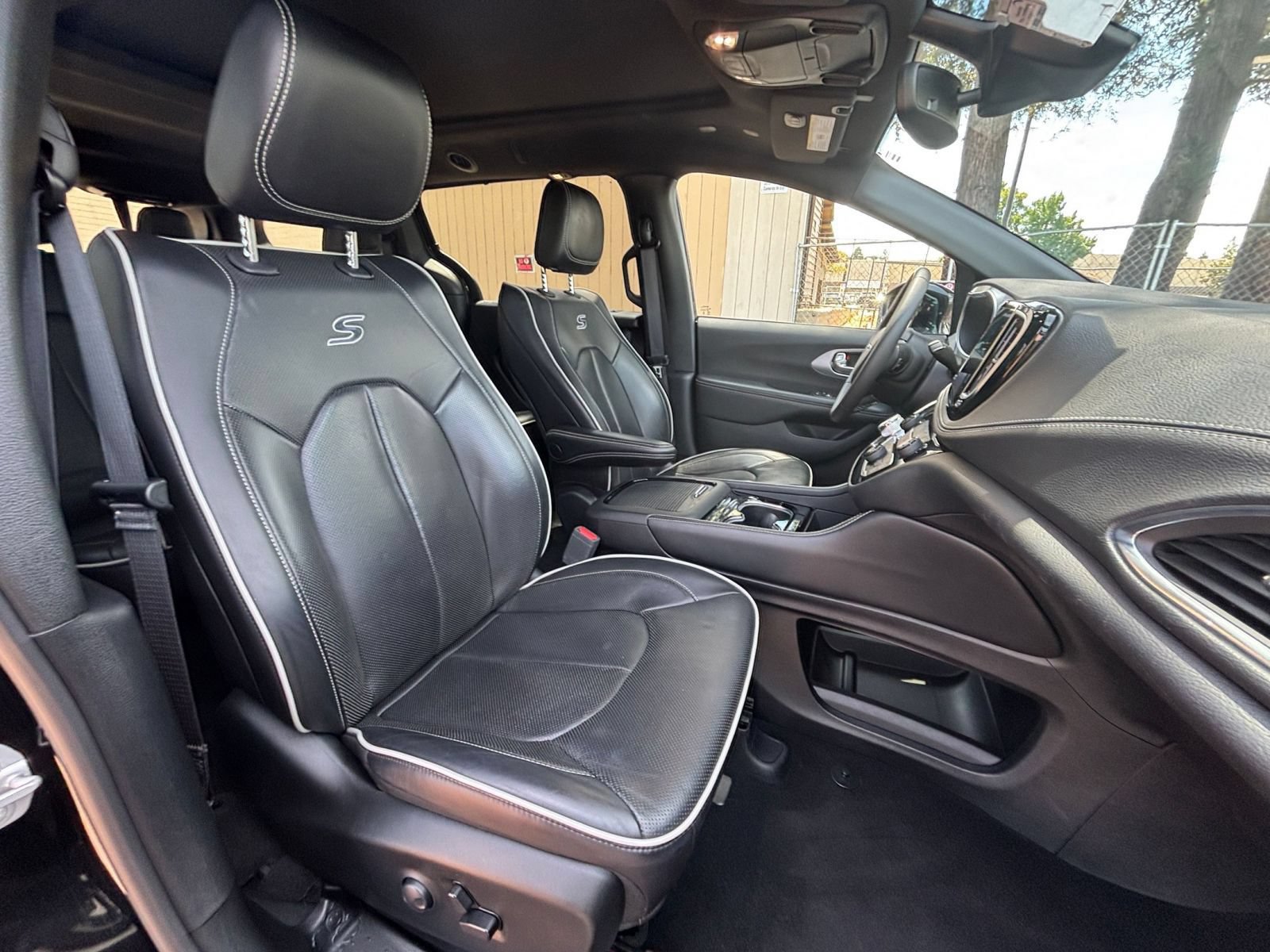 Used 2025 Chrysler Pacifica Limited FWD image 40