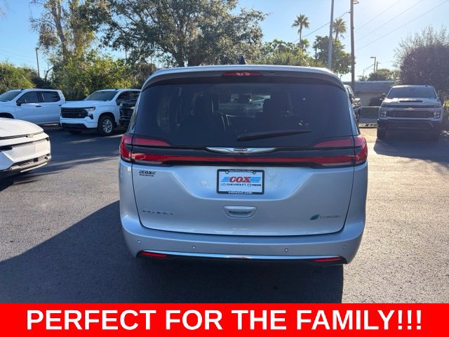 Used 2024 Chrysler Pacifica Limited FWD image 5