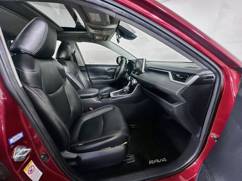 Used 2019 Toyota RAV4 XLE w/ Convenience Package FWD image 32