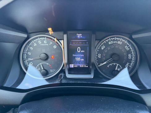 Used 2018 Toyota Tacoma TRD Off-Road image 10