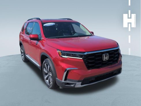 Used 2025 Honda Pilot Touring image 1