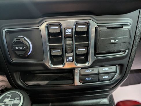 Used 2023 Jeep Wrangler Sahara w/ Cold Weather Group image 19