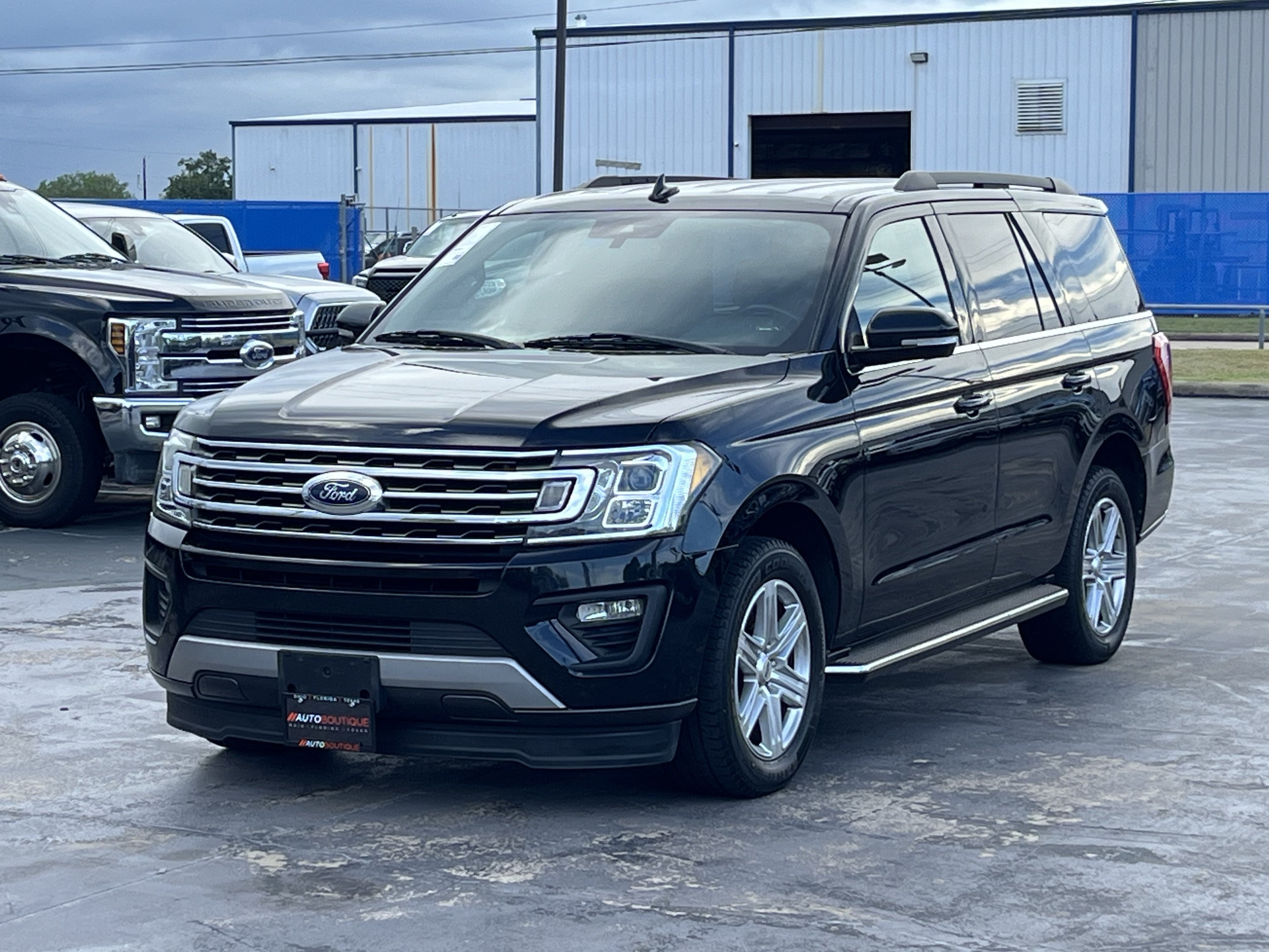 Used 2018 Ford Expedition XLT w/ Equipment Group 202A RWD image 3