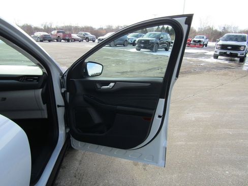 Used 2025 Ford Escape SE FWD image 35