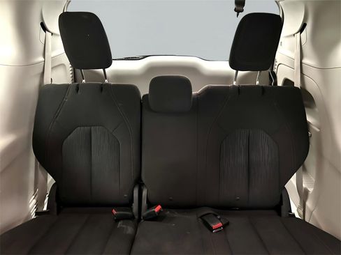 Used 2017 Chrysler Pacifica Touring w/ Tire & Wheel Group image 11