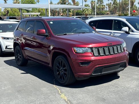 Used 2018 Jeep Grand Cherokee Altitude RWD image 2