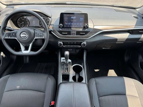 Used 2024 Nissan Altima 2.5 SV FWD image 2