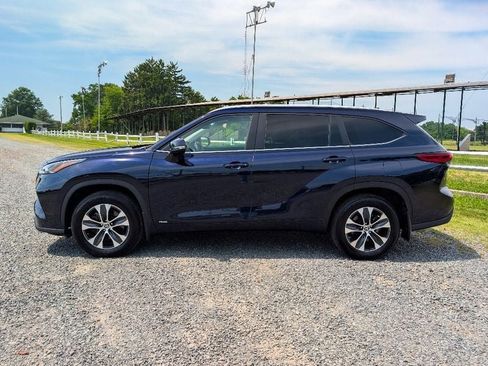 Used 2023 Toyota Highlander XLE AWD/4WD image 9