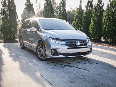 Used 2025 Honda Odyssey Touring image 2