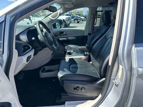 Used 2024 Chrysler Pacifica Touring-L FWD image 2