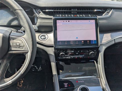 Used 2024 Jeep Grand Cherokee Limited w/ Luxury Tech Group II image 18