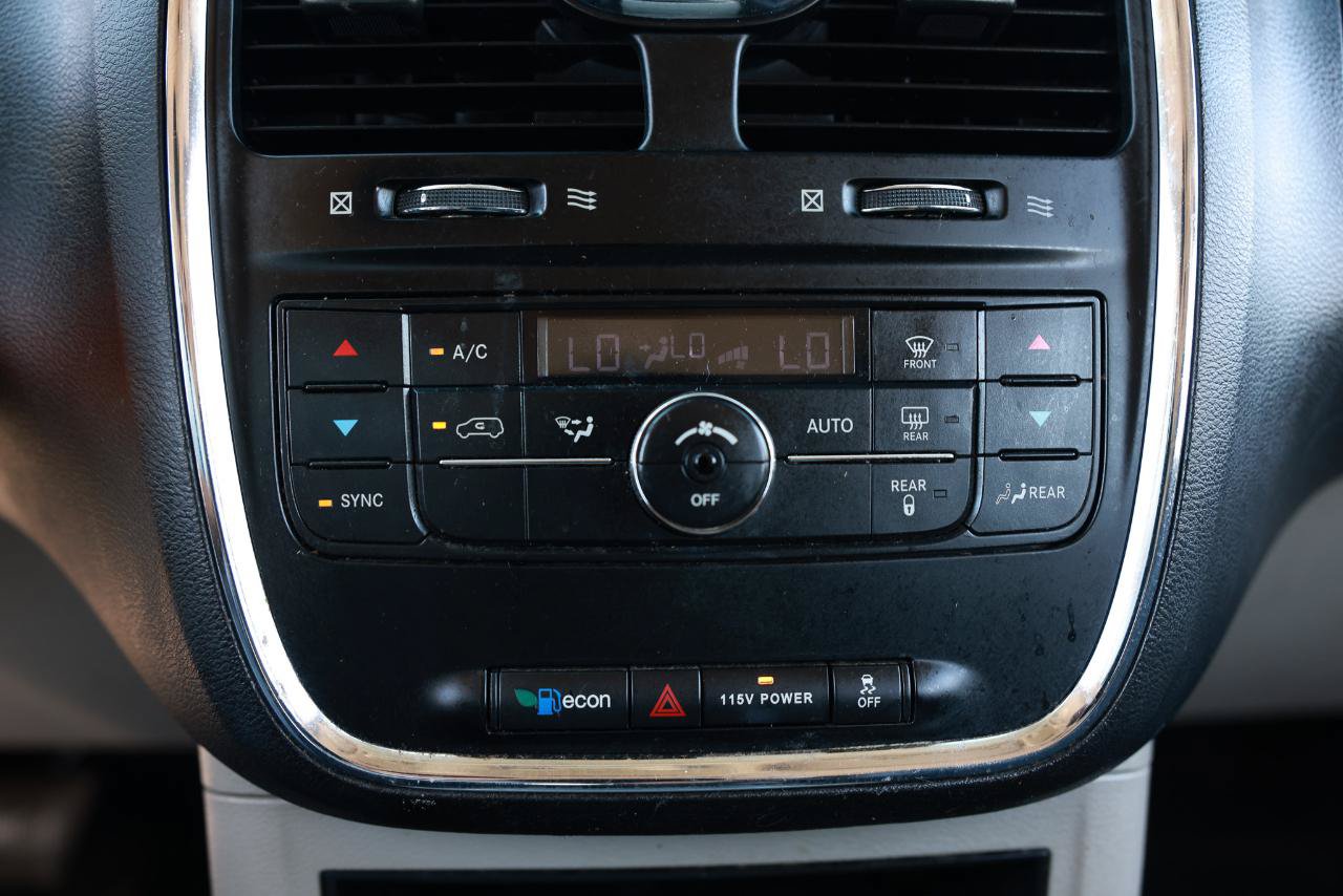 Used 2015 Chrysler Town & Country Touring FWD image 32