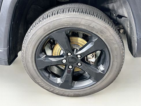 Used 2023 Jeep Grand Cherokee Altitude AWD/4WD image 11