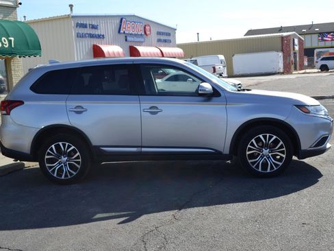 Used 2018 Mitsubishi Outlander SE image 11