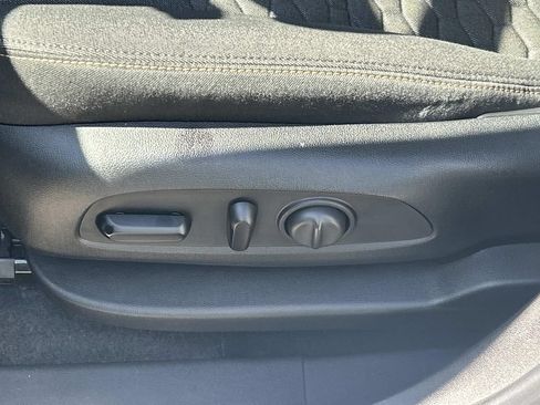 Used 2020 Chevrolet Equinox LT w/ Driver Convenience Package FWD image 18