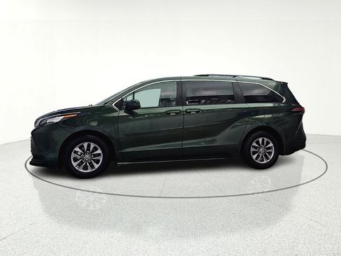 Used 2022 Toyota Sienna LE image 5